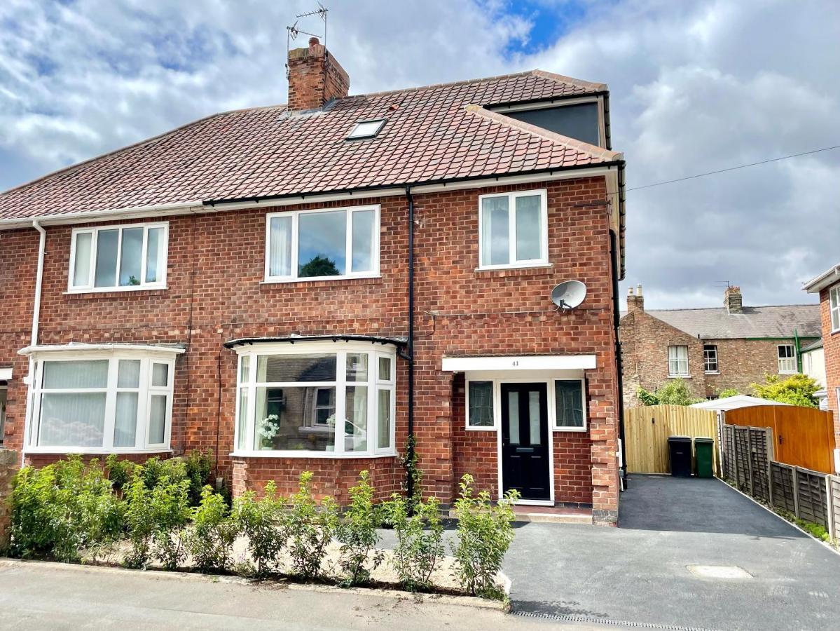 Central Townhouse With Free Off Road Parking And Garden York Exterior foto
