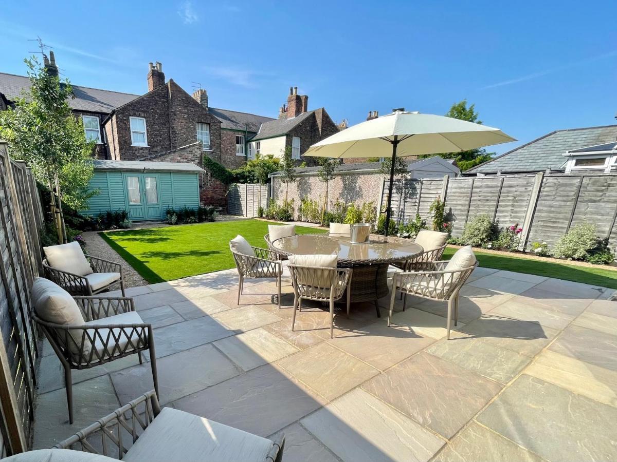 Central Townhouse With Free Off Road Parking And Garden York Exterior foto