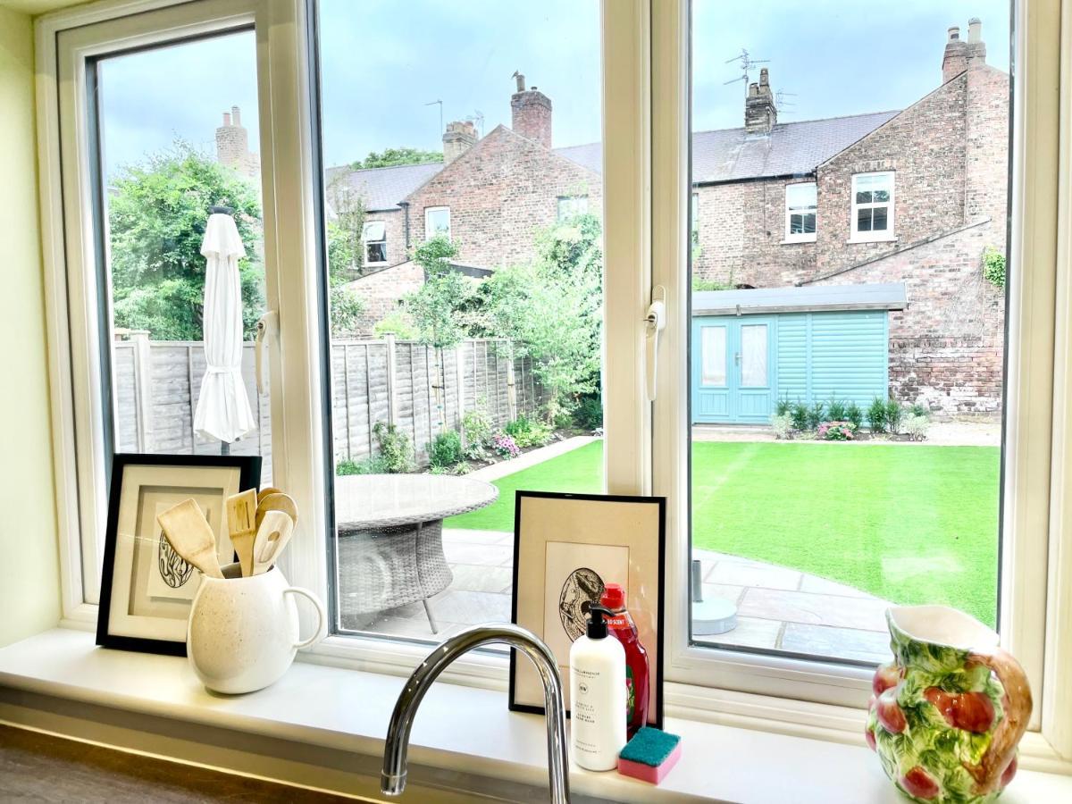 Central Townhouse With Free Off Road Parking And Garden York Exterior foto